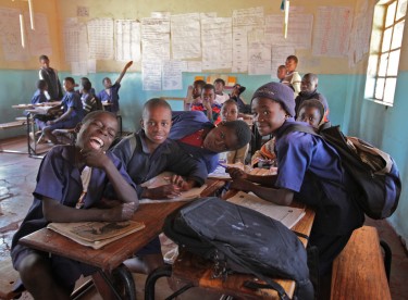Klasa w szkole wiejskiej w Zambii. Zdjęcie autorstwa Jurvetson z Flickr (CC BY 2.0)