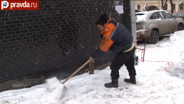 A Central Asian janitor cleaning a Moscow street. Many Muscovites would suspect him of being an illegal immigrant. YouTube screenshot.