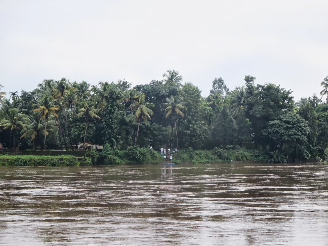 People who live in the opposite shore observing the rising river. Image courtesy: Renuka Arun, used with permission. https://plus.google.com/u/0/113471416255727012804