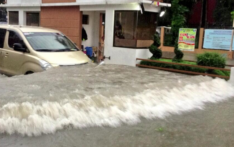 A flooded village south of Manila. Photo from @erwinlouis