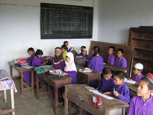 Estudantes de escola primária na Indonésia. Foto da página Flickr de Abdul Rahman (Licença CC)