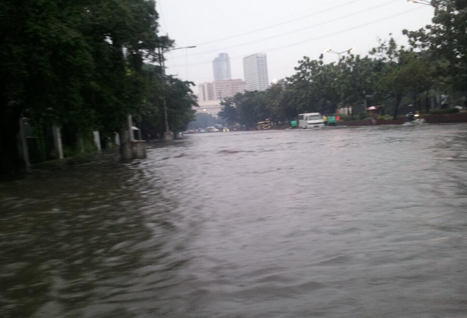 Flood near Manila City Hall. Photo by Manila Bulletin