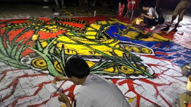 抗議者在內政部的地面畫下稻苗纏繞怪手的圖像, 由Val Chou拍攝.