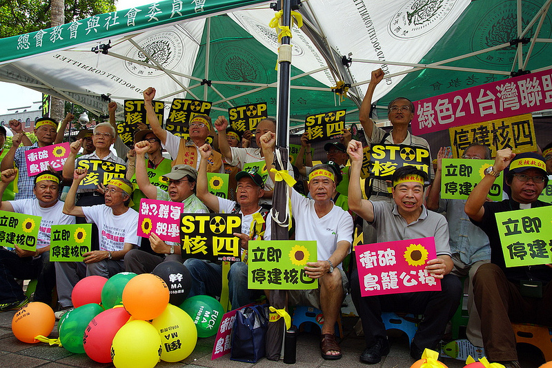 Protesters demonstrated outside the Legislative Yuan against the fourth nuclear plant and the referendum. Photo taken by 陳逸婷, coolloud.org. Non-commercial use.