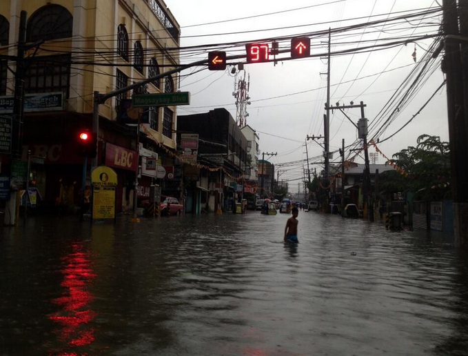 Knee-deep flood in Manila. Photo by Jam Sisante