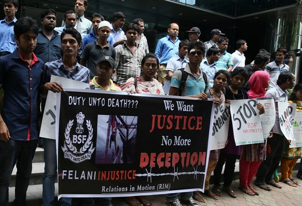 Des étudiants forment une chaîne humaine devant la haute commission indienne dans le quartier de Gulshan à Dhaka pour protester contre le verdict rendu lors du procès pour le meurtre de Felani en Inde. Image par Indrajit Ghosh. Copyright Demotix (9/9/2013)