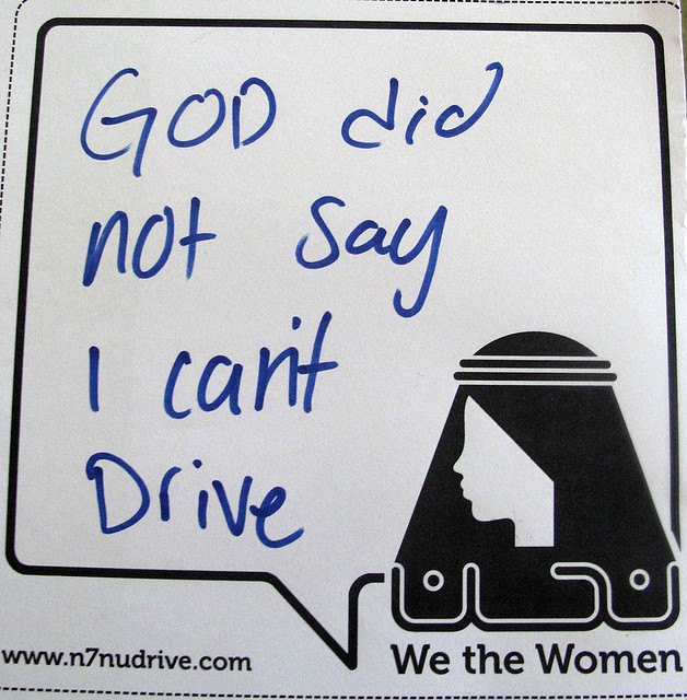 "Deus não disse que eu não posso conduzir," lê-se neste cartaz publicado na conta de Flickr de We The Woman N7nu.