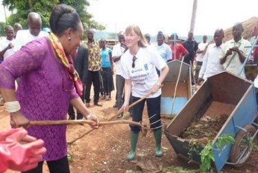 The Mayor of Bangui, Catherine Semba Penza participates in the clean up of the city via La Nouvelle Centrafrique Infos