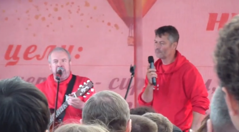 Yekaterinburg mayoral candidate Evgeny Roizman sings alongside Russian rock icon Andrei Makarevich, 6 September 2013, screen capture from YouTube.