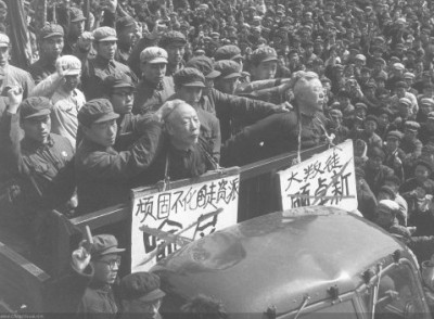 Foto histórica de una sesión de autocrítica durante la revolución cultural. Fuente:  Wikipedia.