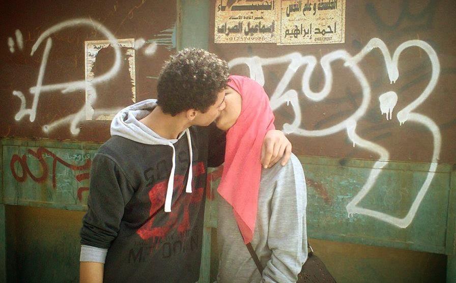 Dois jovens amantes aos beijos em uma rua do Egito. Foto compartilhada por Ahmed ElGohary.