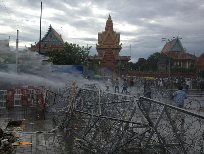 Water cannons were used by police to disperse crowd. Image from @PonniahKevin