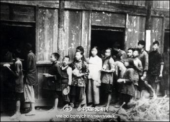 Historical photo of the rural collectives during the Great Leap Forward. Children are lining up for food. Source: Sina Weibo.