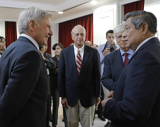 Harrison Ford meets Indonesia's President Susilo Bambang Yudhoyono. Photo from website of Indonesian government