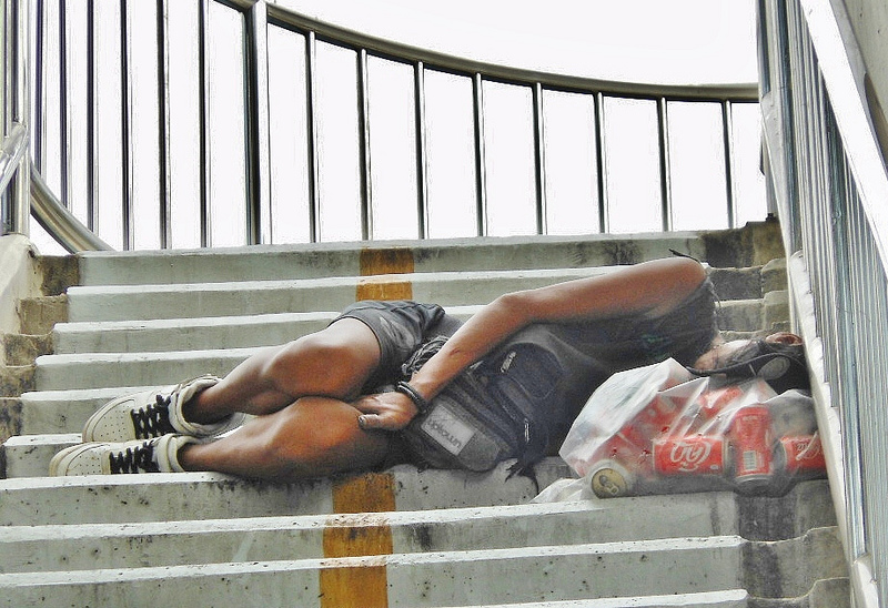 Ein obdachloser Mensch in Bangkok. Foto von Flickr Anwender mikecogh (CC BY-SA 2.0)