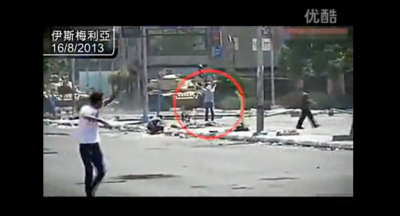 Screen capture of the Youku video on state violence in Egypt. An unarmed man is trying to block a military tank.