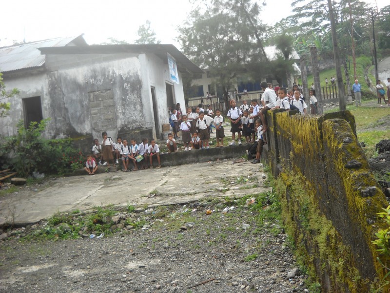 "East Timor waiting for school to start", Same (06/09/2010). Photo by john.hession on Flickr (CC BY 2.0)
