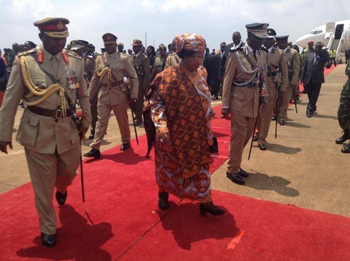 La presidenta Joyce Banda regresa a Malawi en octubre de 2013 tras un viaje a Estados Unidos. Imagen de la página de Facebook de su Excelencia la Dra. Joyce Banda.