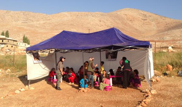 "فصل في مدرسة لللاجئين السوريين في لبنان على مقربة من الحدود مع سوريا. يحضر بها 280 طالب" غرد ديريك ستوفيل (@DerekStoffelCBC)  