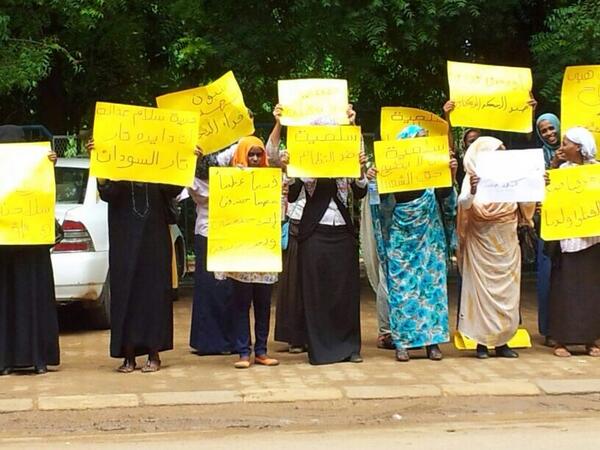 Vrouwelijke actievoerders protesteren tegen de gevangenhouding van een schrijver met de naam Rania. Op Twitter gezet door @Girifna