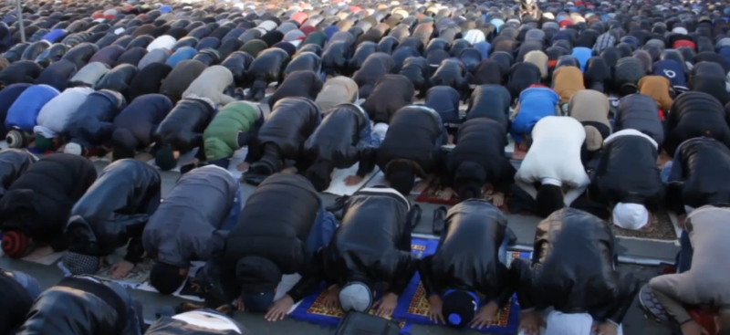 Mosocow Muslims praying during Eid. YouTube screenshot.