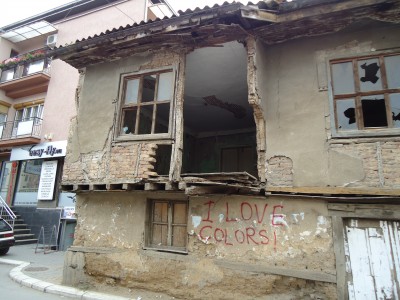 "I love colors" and "I love flowers" appear very frequently on the walls of the city. 