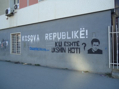 The claims not to forget the leaders of the Kosovo independance are visible here and there. 