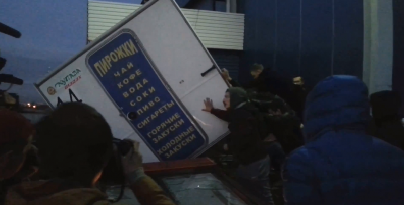 An angry mob destroys property in Biryulevo, near Moscow, 13 October 2013, screenshot from YouTube.