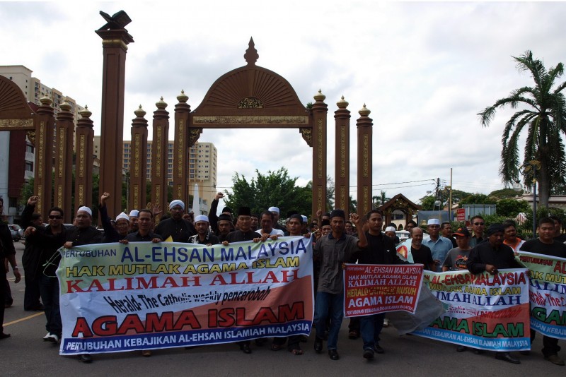 Members of Al-Ehsan Islamiah Malaysia Welfare Association gather in a peaceful rally protesting the use of the word “Allah” by non-Muslims. Photo by Zulkifle Che Abdullah, Copyright @Demotix (1/6/2010)