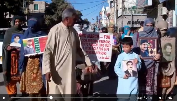 Schermata #VBMPLongMarch dal video realizzato da International Voice for Baloch Missing Persons