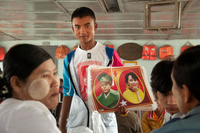 ovem segurando a foto do líder da oposição Aung San Suu Kyi e o pai, General Aung San. Yangon Ferry, 2012