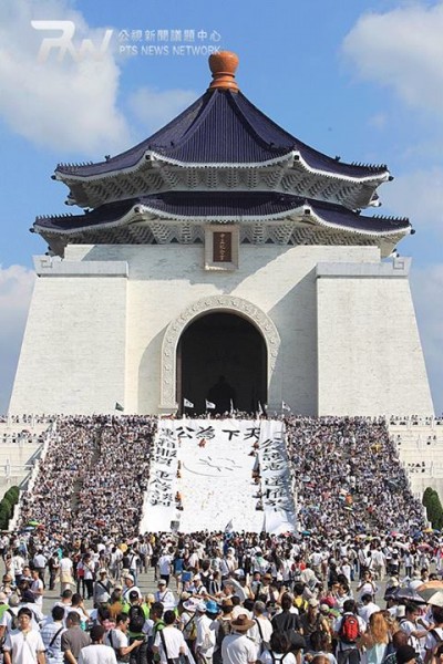 Manifestanti davanti al famoso monumento in Piazza della Libertà. Foto di 鐘聖雄, PTS News Network. Uso non commerciale.