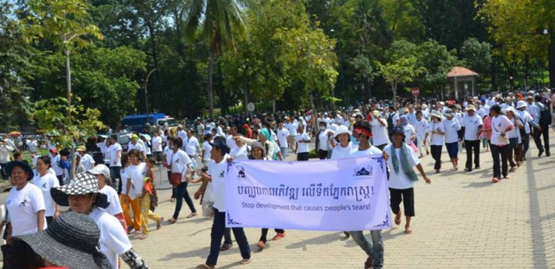 متظاهرون يستنكرون انتهاكات حقوق الأراضي في كمبوديا. الصورة من حساب فيسبوك ليكادو