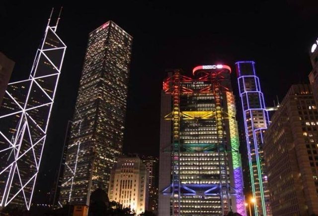 قام مبنى "إتش إس بي سي"، مبنى مالي بارز في مركز هونج كونج بتغيير ألوان إضاءته لتصبح ألوان قوس قزح إعلاناً لدعمه للعاملين المثليين، المثليات، مزدوجي الميول الجنسية، ومغايري الجنس. المقال من هونج رونج