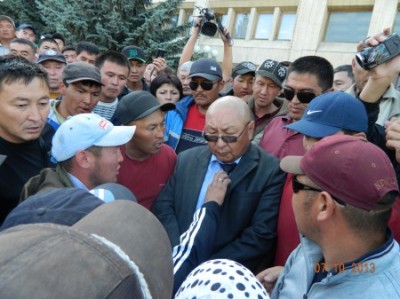 Protesters in Karakol held governor Emil Kaptagaev as hostage. Image by Kloop.kg, used with permission.