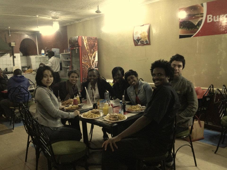 Matt Hunte (tweede van rechts) met een paar Global Voices-vrienden in een restaurant in Nairobi in juli 2012.