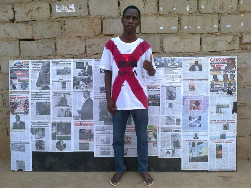Nito Alves in front of his wall newspaper. Photo shared on his Facebook profile.