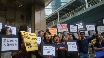 A group of journalists protest outside the Philippines Consulate. Photo from inmediahk.net
