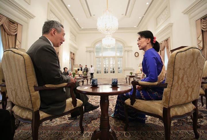 La leader della opposizione birmana Aung San Suu Kyi incontra il primo ministro di Singapore Lee Hsien Loong. Immagine da Facebook