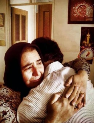 Majid Tavakoli hugging his mother after being released from jail has circulated on Iranian social media.
