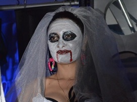 Mlada žena nosi kostim Noći veštica na žurci u Dušabu. Slika od ASIA-Plus, korišćena uz dozvolu.