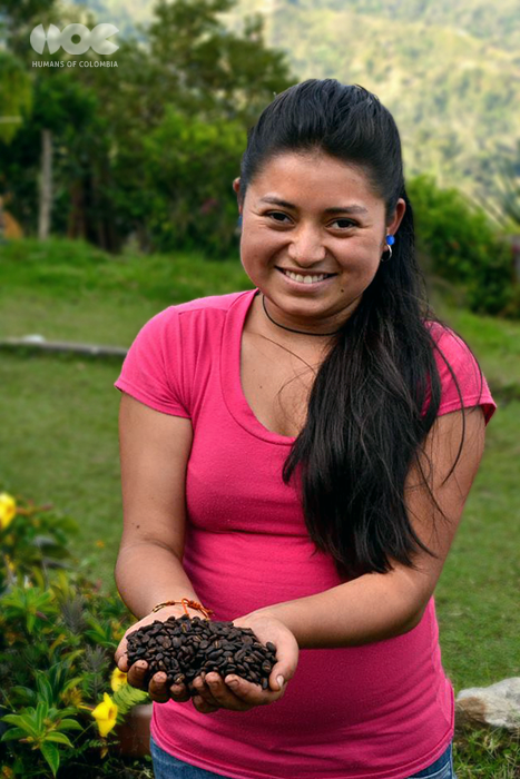 "Carmen Lorena cresceu em uma plantação de café a três horas de Bogotá, mas ela não acha que a vida na cidade seja a ideal para ela, prefere o interior, onde vai permanecer quando terminar os estudos