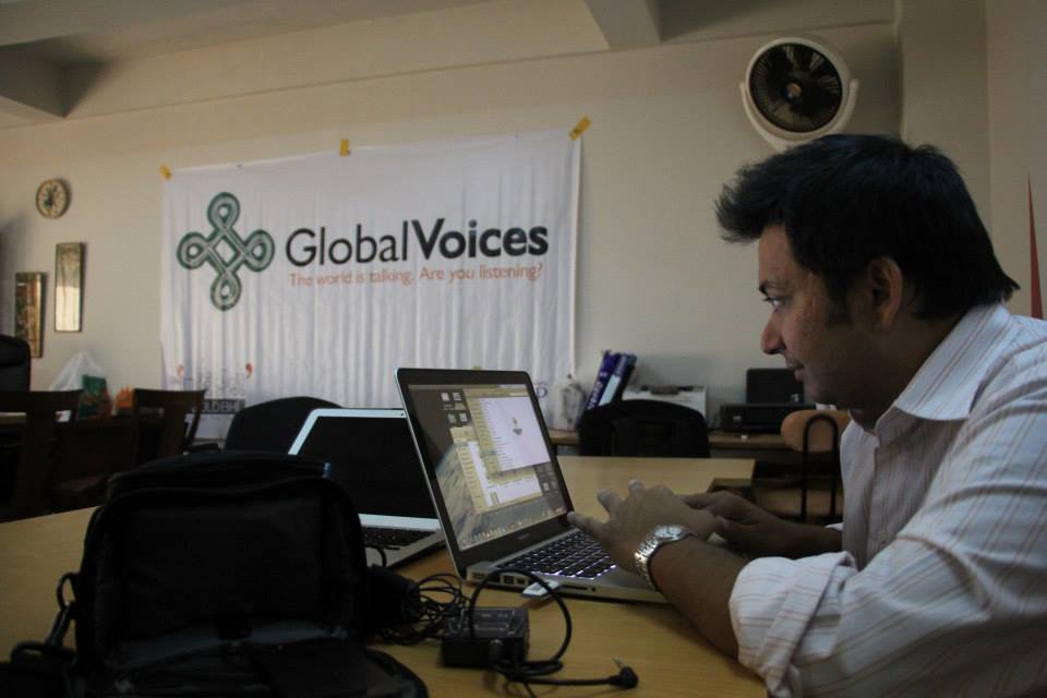 Global Voices Urdu Editor Faisal Kapadia getting ready for the meet-up. Photo of the #GVMeetup in Karachi on November 1, 2013 from the Bolo Bhi Facebook page