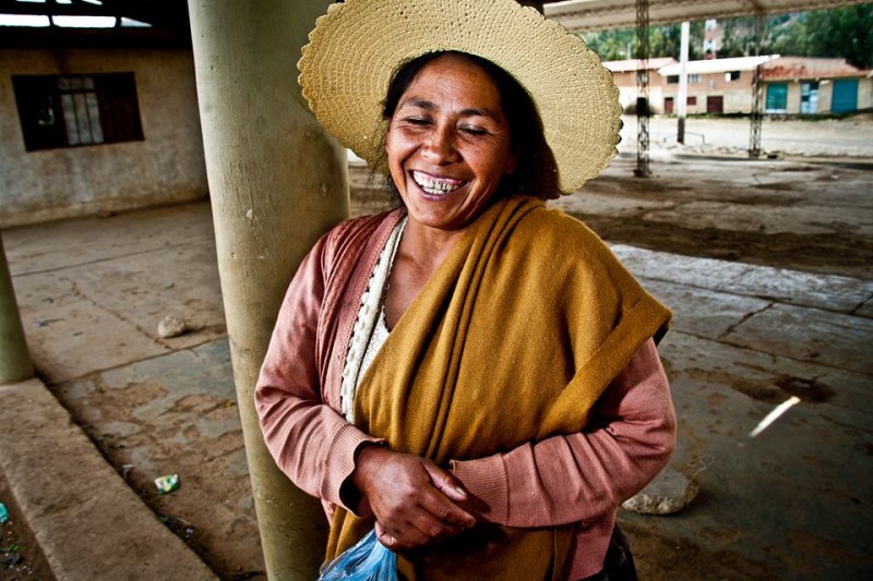 "「長距離便を待っている間、彼女は笑って笑って、笑い続けた。コチャバンバ県ティラケにて」 Mijhail Calle撮影「Humans of Bolivia（ボリビアの人々）」より 。許可を得て使用