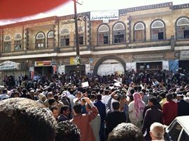 Yemeni supporters of the couple gathered in front of the court room to show their solidarity
