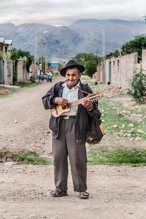 "「コチャバンバ県シぺシぺ地区にて。『この曲を聞いて行きな』そう言って男はチャランゴを弾き始めた」  Mijhail Calle撮影、許可を得て使用