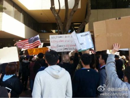 Διαμαρτυρία εναντίον εκπομπής του ABC με παιδιά. Η φωτογραφία δημοσιεύτηκε από τον Pang Linyong to Weibo.