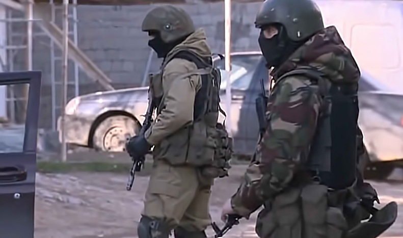 Forze speciali russe che partecipano alla cattura degli attivisti islamici, compreso Sokolov. Screenshot preso da Youtube.