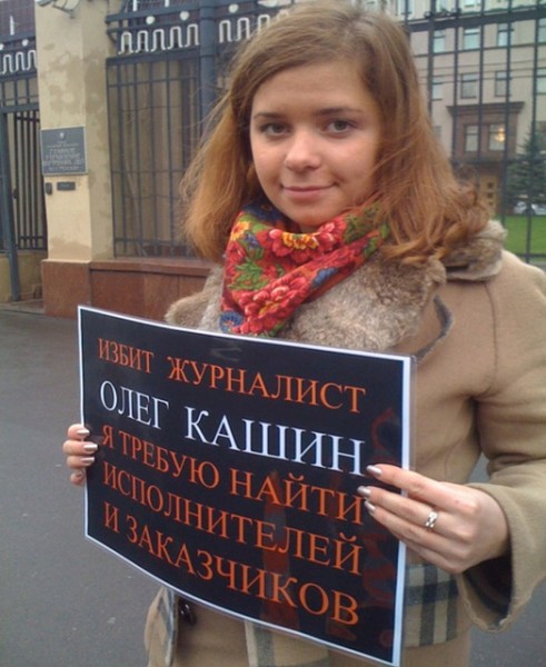 Masha Drokova, periodista y antiguo miembro de Nashi, participa en un piquete individual en apoyo de Oleg Kashin.