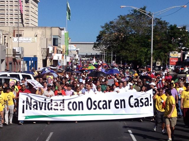 "Christmas with Oscar Home" says the banner held at the march for the liberation of Puerto Rican political prisoner Oscar López Rivera. Photo from 32 X Oscar. 